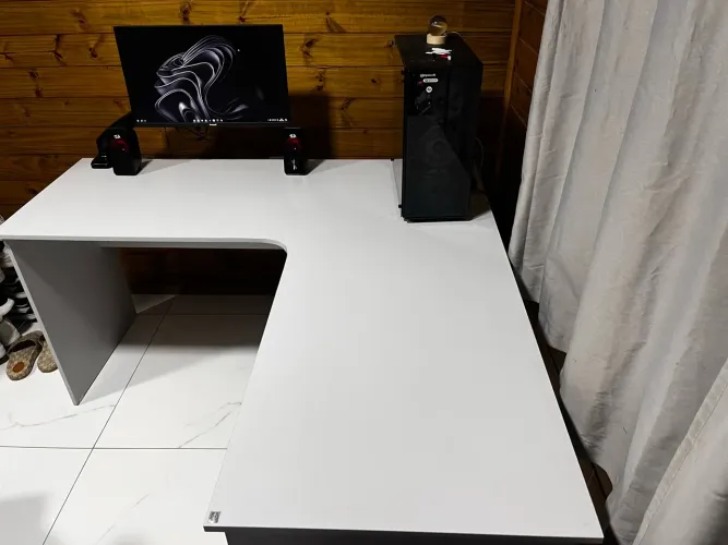 Mesa em L em bom estado.