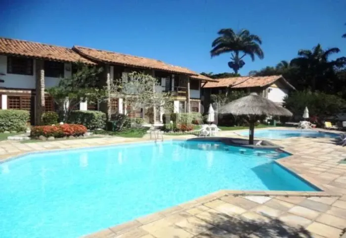 Aluguel anual. Não trabalhamos com temporada. Excelente casa em condomínio fechado, próxim