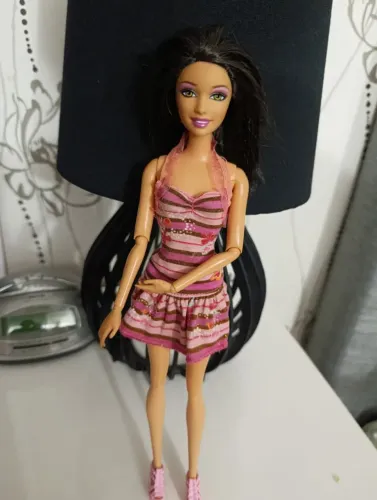 Barbie fashionista articulada