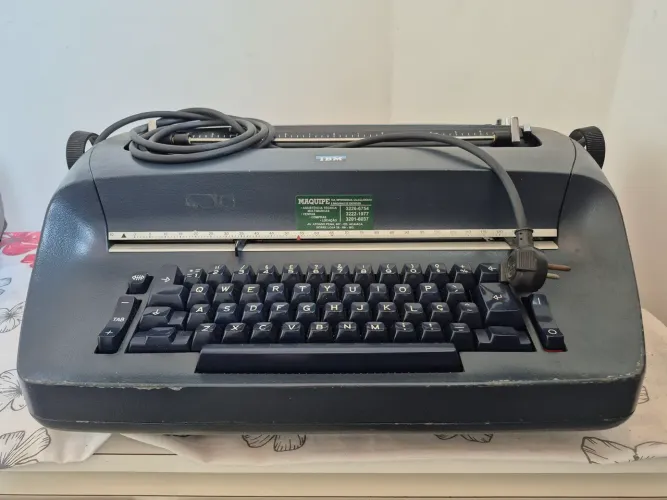 Máquina de escrever IBM elétrica.