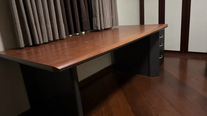 Mesa escritório, aparador, gaveteiro e 2 poltronas