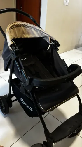 Carrinho de bebê e bebê conforto