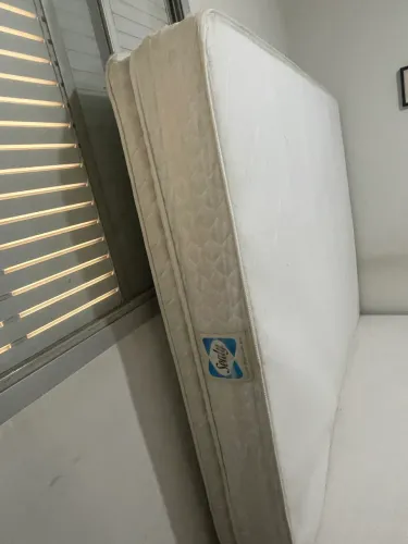 Vendo cama King Size completa (colchão Sealy Posturepedic + box).