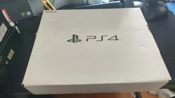 PlayStation 4 Slim 1TB na Caixa (Precisando de Atualização no Sistema) - Aceito Trocas