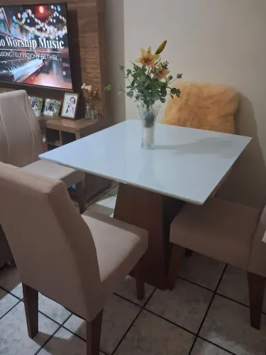 Vendo mesa com 4 cadeiras