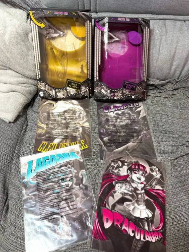 2 Caixas Cléo de nile e Clawdeen com pôster + 2 pôster Lagoona e Draculaura monster high
