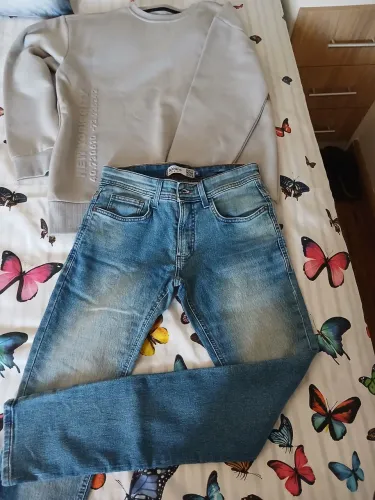 Conjunto Calça jeans skinny e blusa de moleton