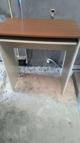 Mesa para Computador / Escrivaninha Compacta (Ótimo Estado)