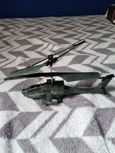 Helicóptero apache de controle remoto