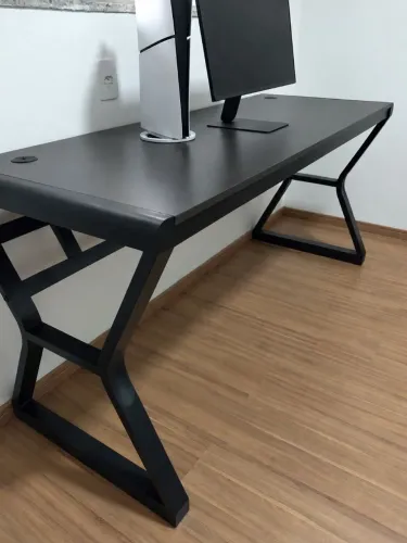 Mesa escritorio nova! Com bases em metal!