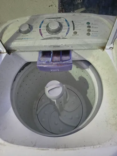 Máquina de lavar Brastemp 15 kg funcionando bem mas com a base precisando de reparo