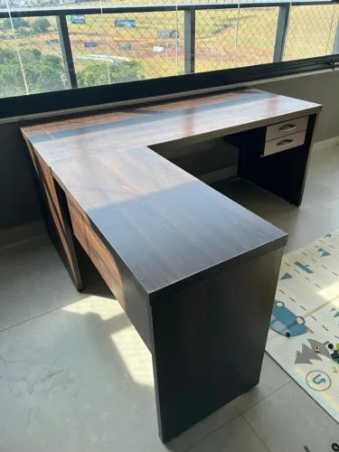 Mesa escritório em L com armário de escritório