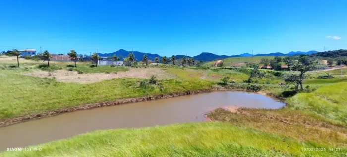 Terreno em loteamento em frente à rodovia, com RGI e à 15 minutos da praia, com 384m2