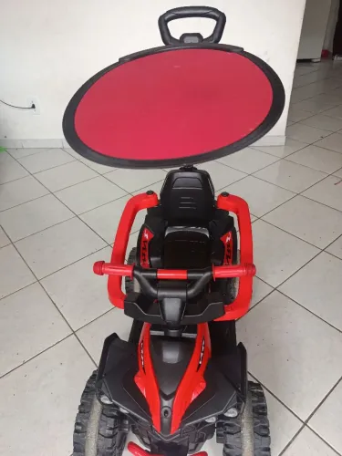 Quadriciclo infantil elétrico com empurrador  tem buzina farol música carregador.