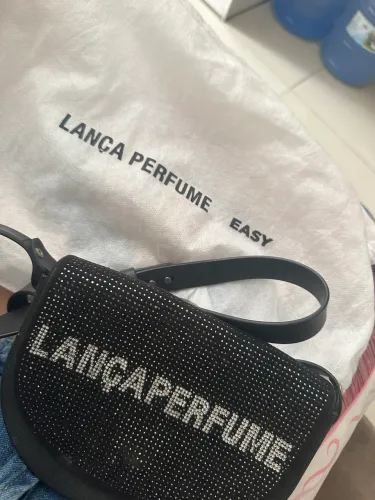 Bolsa lança perfume 