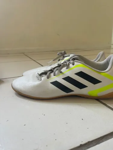 Chuteira Adidas futsal semi nova super conservada 