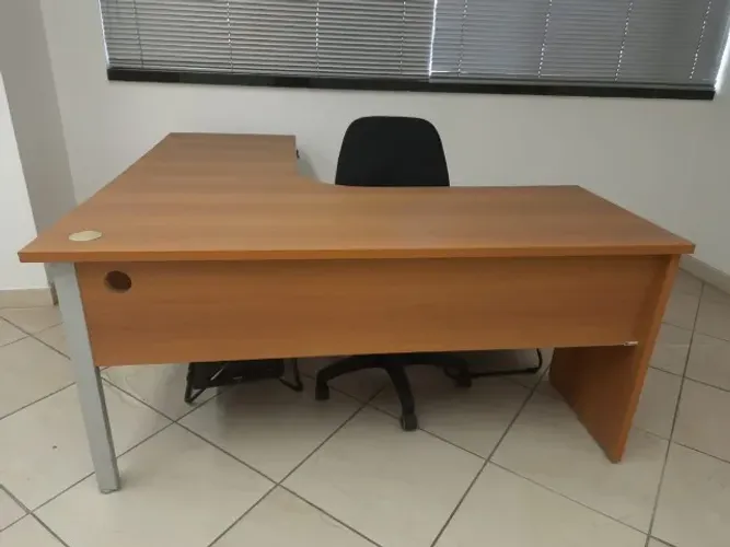 Mesa de estação de trabalho seminova - Preço de uma unidade