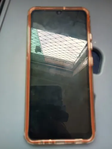 Vendo um celular ?