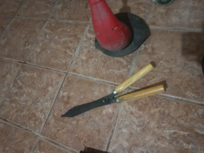 Tesoura aparador de grama e arbustos.