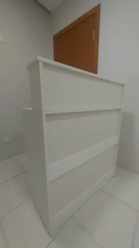Balcão de recepção com gaveta