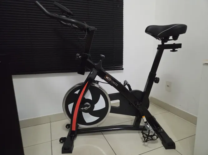 Bicicleta Spinning com roda de inércia de 8kg - WCT FITNESS