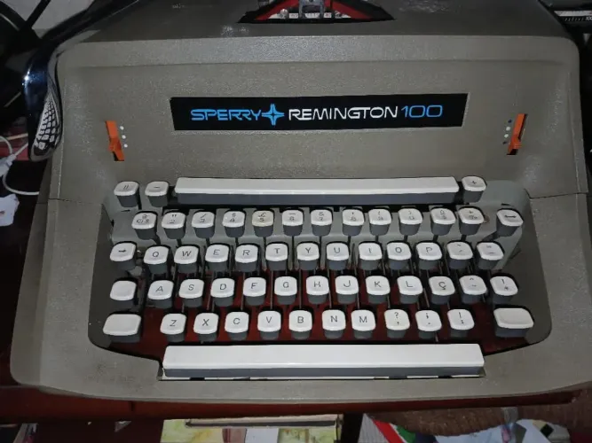 ITEM DE COLECIONADOR, máquina de escrever.