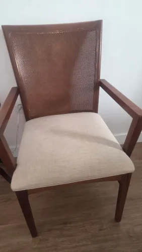 Vendo 8 cadeiras de madeira maciça precisando de reparos