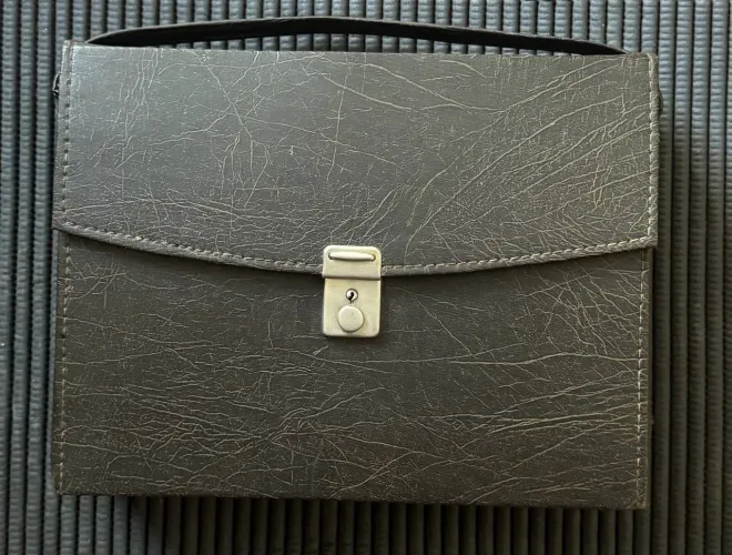 MALETA PORTA FITAS K7 VINTAGE - CAPACIDADE PARA 34 FITAS - EXCELENTE PARA COLECIONADORES