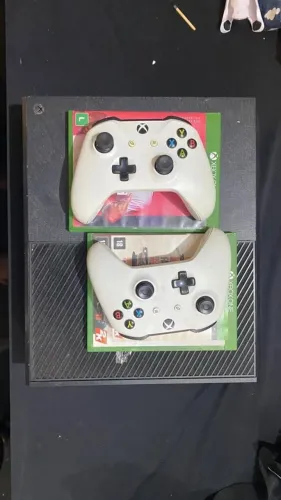 XBOX ONE Com 2 Controles e Jogos na GamePass
