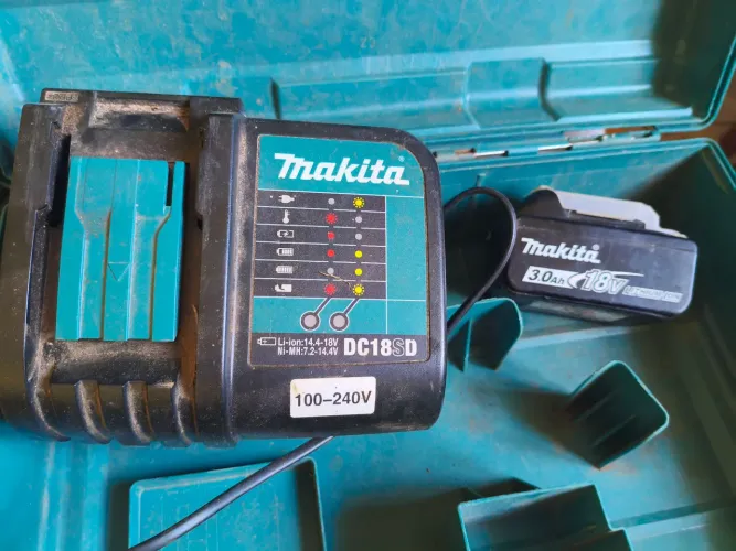 Vendo bateria e carregador de parafusadeira makita.