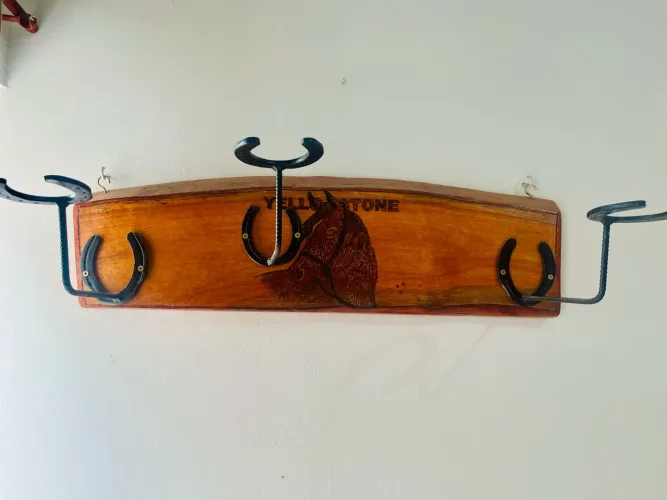 Suporte Rústico para Chapéu e boné.