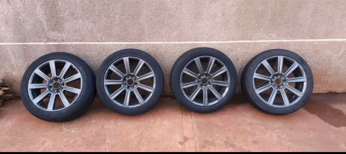 Rodas 17 com Pneus, 215/45/17