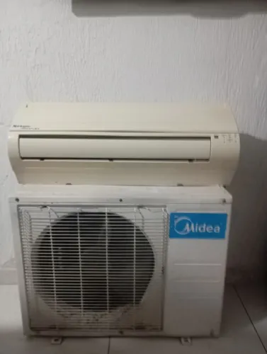 Ar condicionado 9000 BTUs da marca Midea já com gás para vender ligeiro gela muito