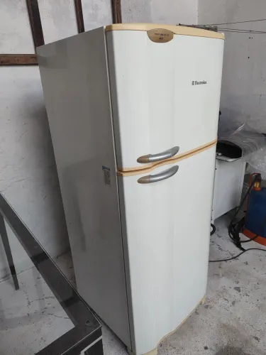 Geladeira Eletrolux 352L