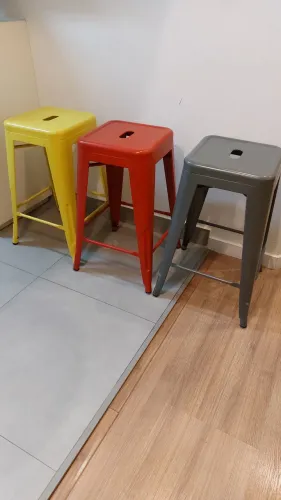Conjunto 3 banquetas coloridas de metal - 60 cm
