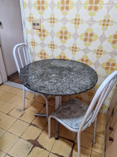 Mesa redonda de ferro e tampo em granito