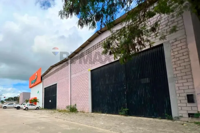 Galpão de 1.060m² próximo à BR