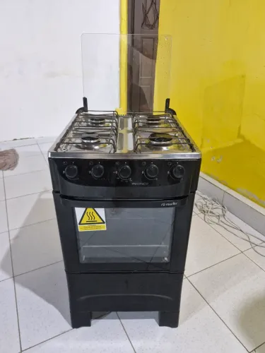 Fogão de 4 bocas, funcionando tudo perfeitamente.