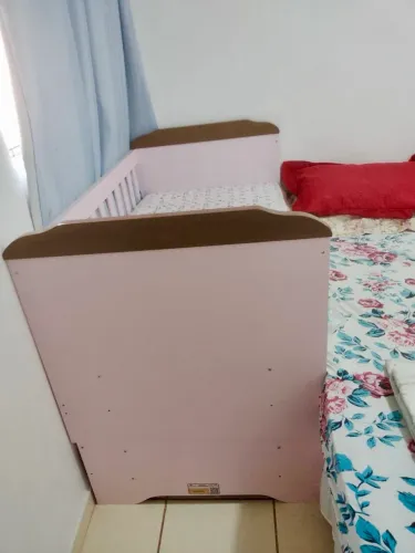 Berço rosa vira mini cama