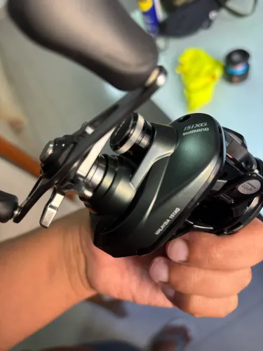Carretilha Shimano Curado 151XG esquerdo
