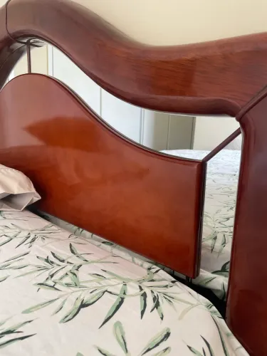 Cama de casal em madeira maciça