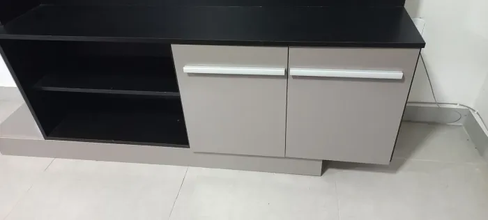 Painel TV acetinado TX cor lacca fumê/preto