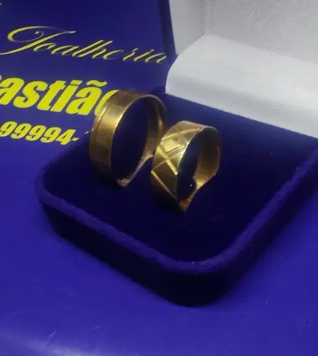 Alianças Trabalhada e Lisa Ouro 18 Kilates Peso 8.00 Gramas 7 mm                          