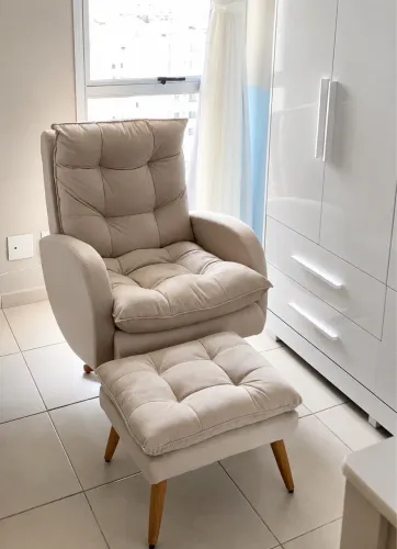 Poltrona Amamentação Balanço + Puff Veludo Bege - Satler Baby