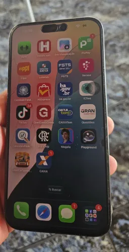 Vendo iPhone 15 pro max 256 gb,aparelho trincado e com essa pequena.so pega 1 chip