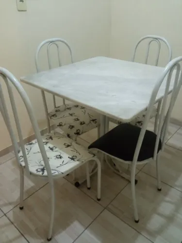 Mesa metálica, com tampo branco.