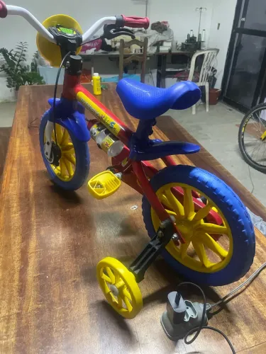 Bicicleta infantil com rodinhas 