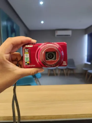 Câmera Digital Nikon Coolpix S9300 Vermelha + Carregador e Cartão 8GB (Estilo Y2K)