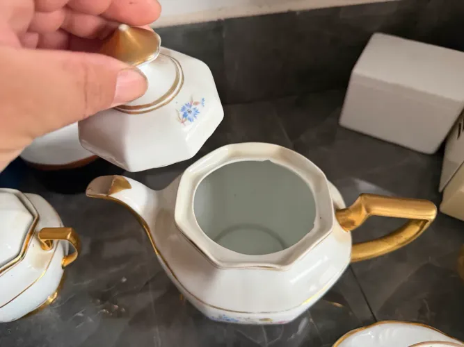 Loucas antigas com detalhes dourados