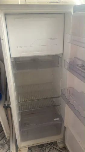 Geladeira Electrolux Degelo Prático RE31 com Controle de Temperatura 240L - Branca - 220V